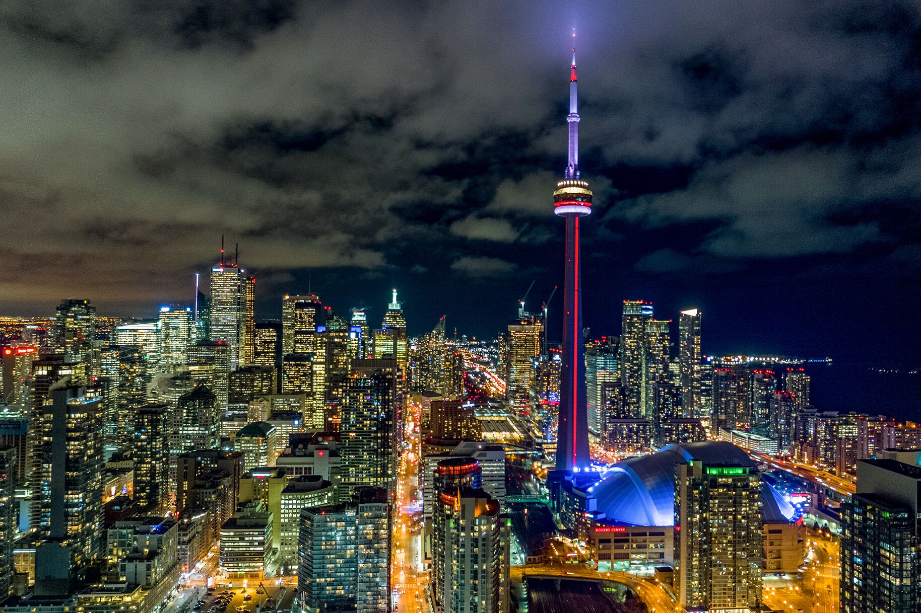 Beleuchtete Skyline von Toronto bei Nacht