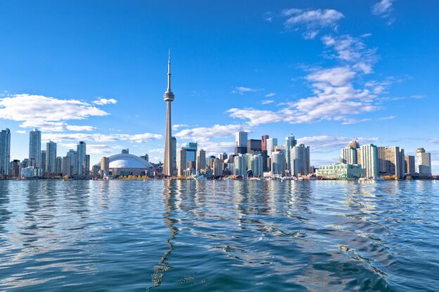 Blick von Centre Island auf die Skyline von Toronto, Ontario Blick von Centre Island auf die Skyline von Toronto, Ontario