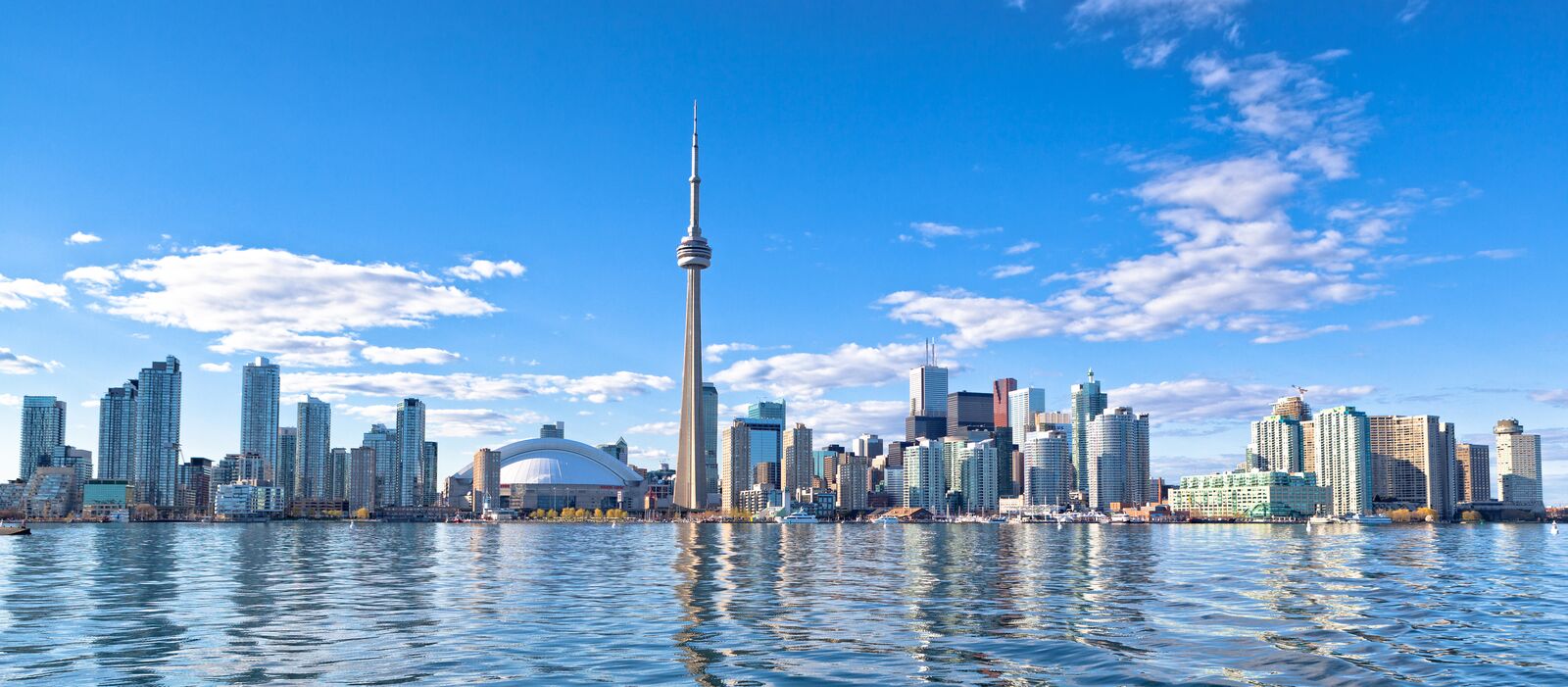 Blick von Centre Island auf die Skyline von Toronto, Ontario