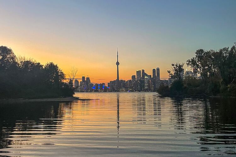 Hübsche Skyline von Toronto vom Sunfish Cut Viewpoint aus