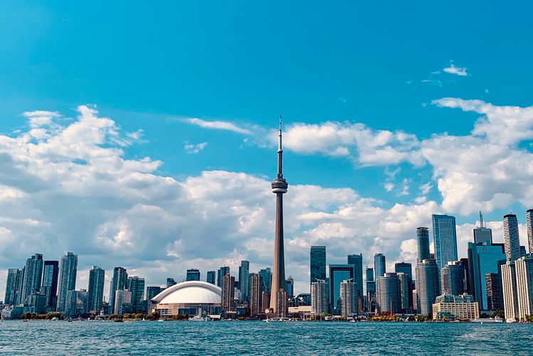 Blick auf die Skyline von Toronto mit dem bekannten CN-Tower in Ontario