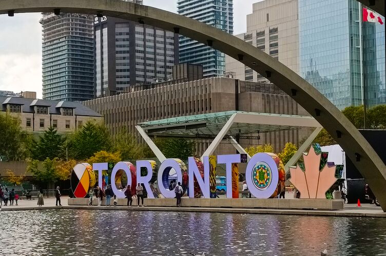 Blick auf den berühmten Toronto-Schriftzug