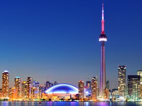 Panorama der Toronto Skyline bei Abendlichtern