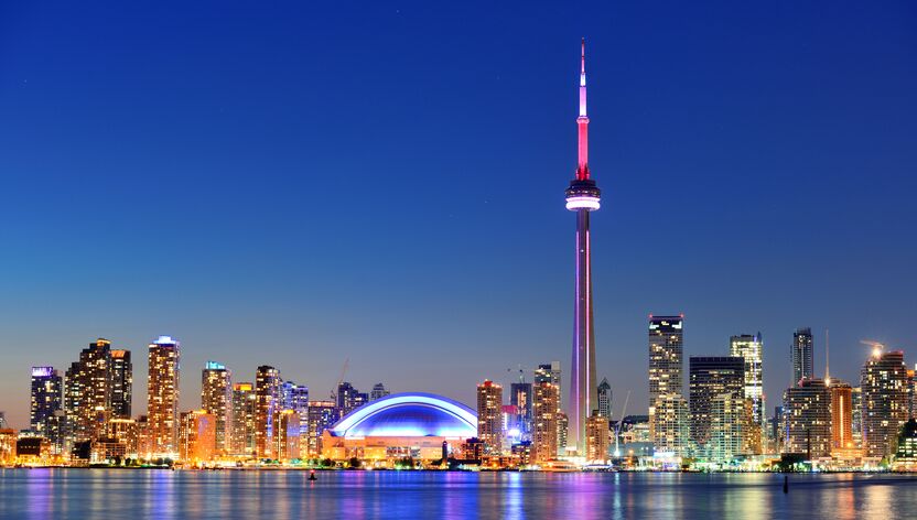 Panorama der Toronto Skyline bei Abendlichtern Panorama der Toronto Skyline bei Abendlichtern
