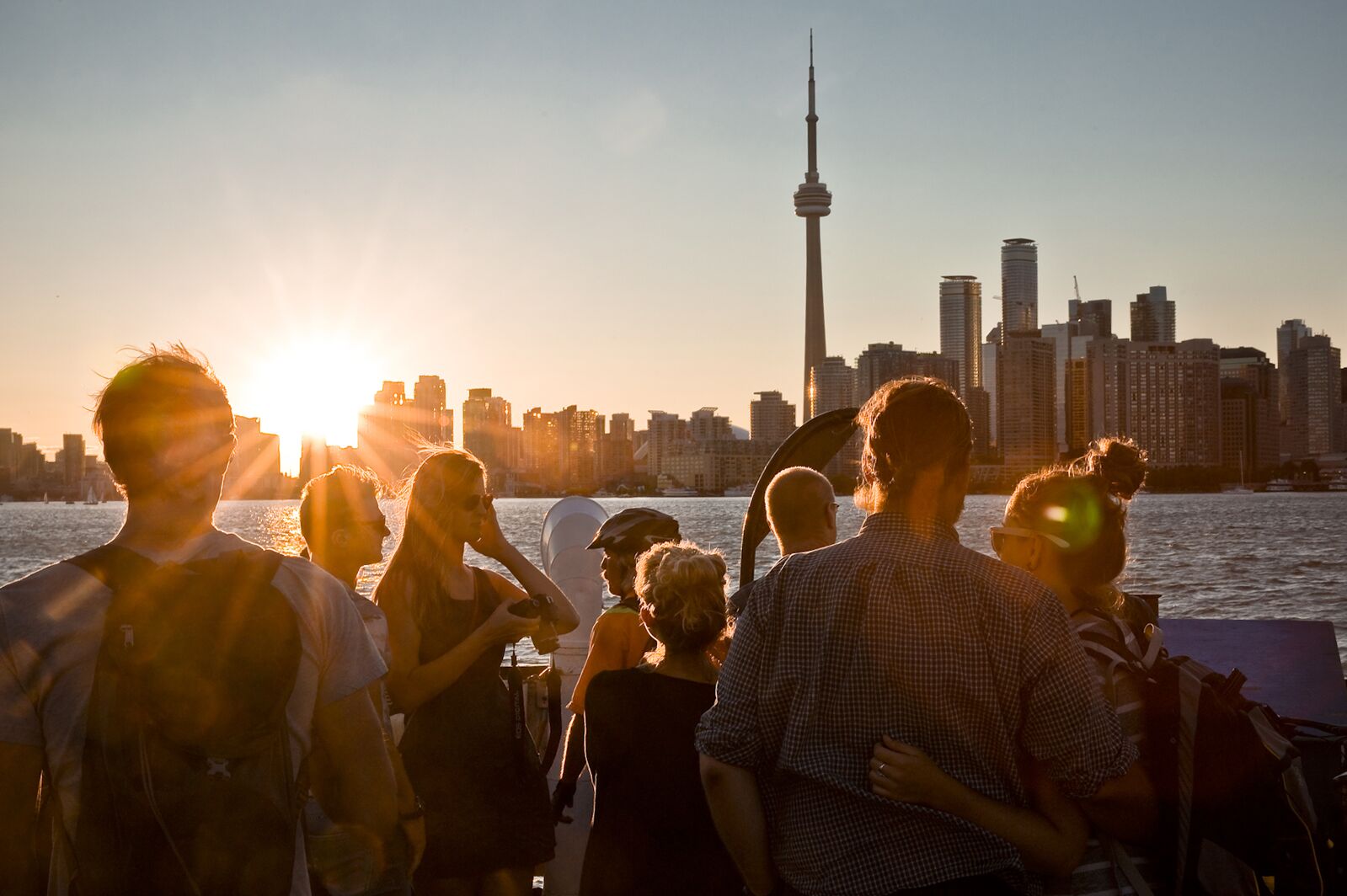 Die letzten Sonnenstrahlen Ã¼ber Torontos Skyline genieÃŸen