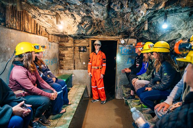 Besucher erkunden La Cité de l'Or Besucher erkunden La Cité de l'Or