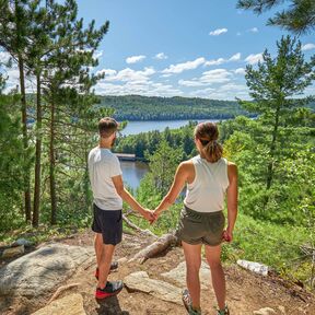 Pärchen genießt die Aussicht im Parc national d'opémican