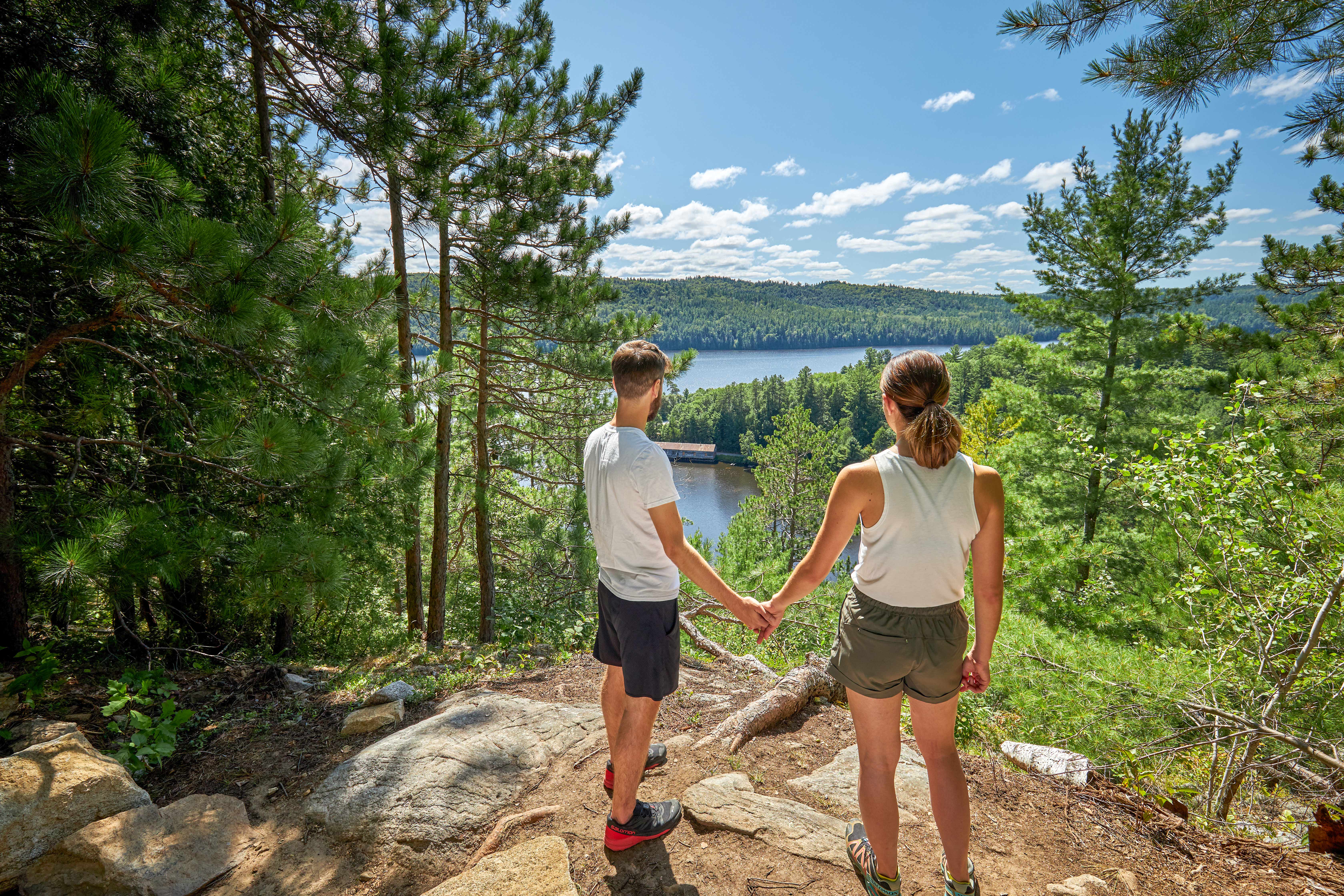 Pärchen genießt die Aussicht im Parc national d'opémican