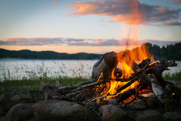 Sommerliches Lagerfeuer am See in Quebec