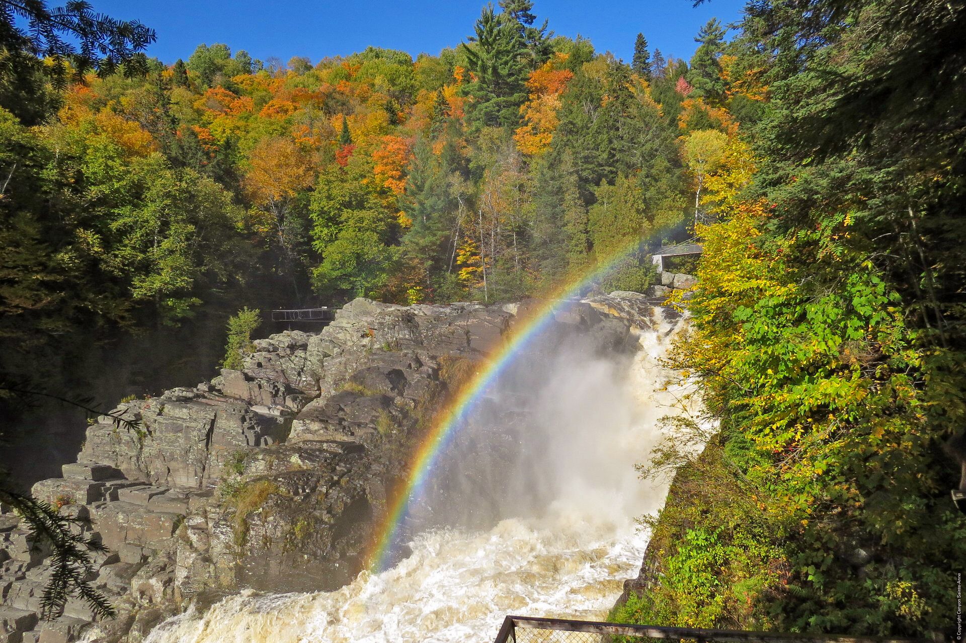 Der Canyon Sainte Anne bei Beaupre windet sich durch einen Wald in Quèbec