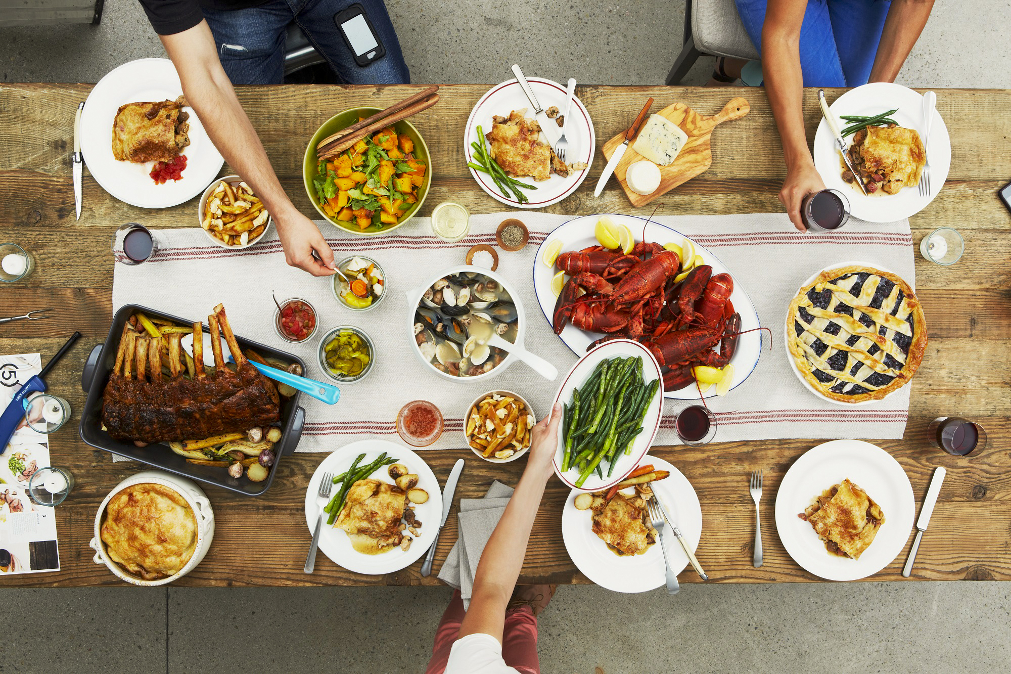 Gemeinsames Essen mit Freunden in Québec
