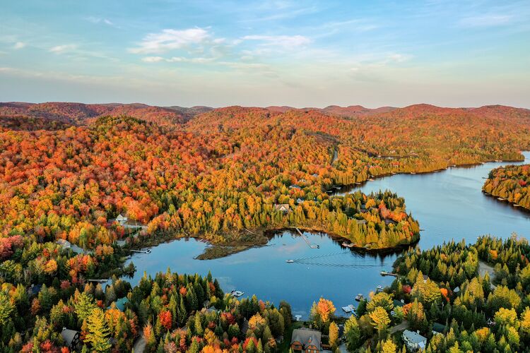 Luftbild auf Laurentian's Landscape in herrlichen Herbstfarben in Quebec