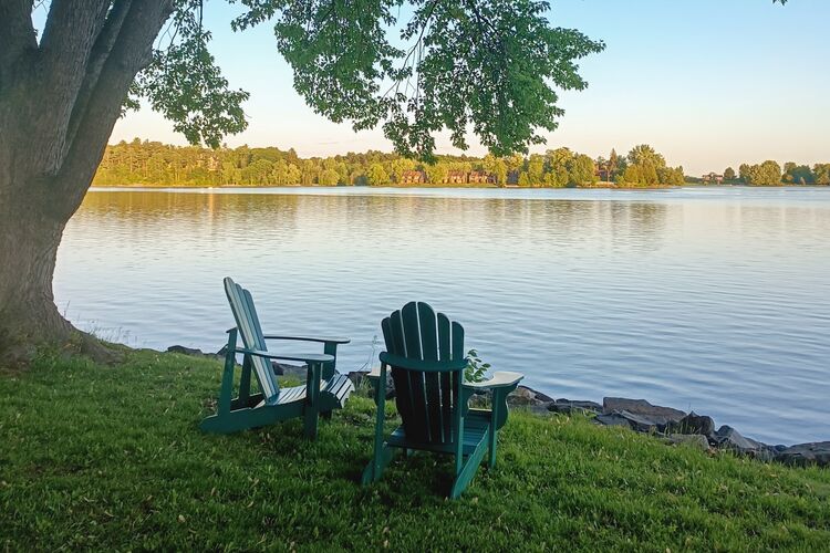 Stilles Plätzchen am See mit zwei Stühlen in Outaouais
