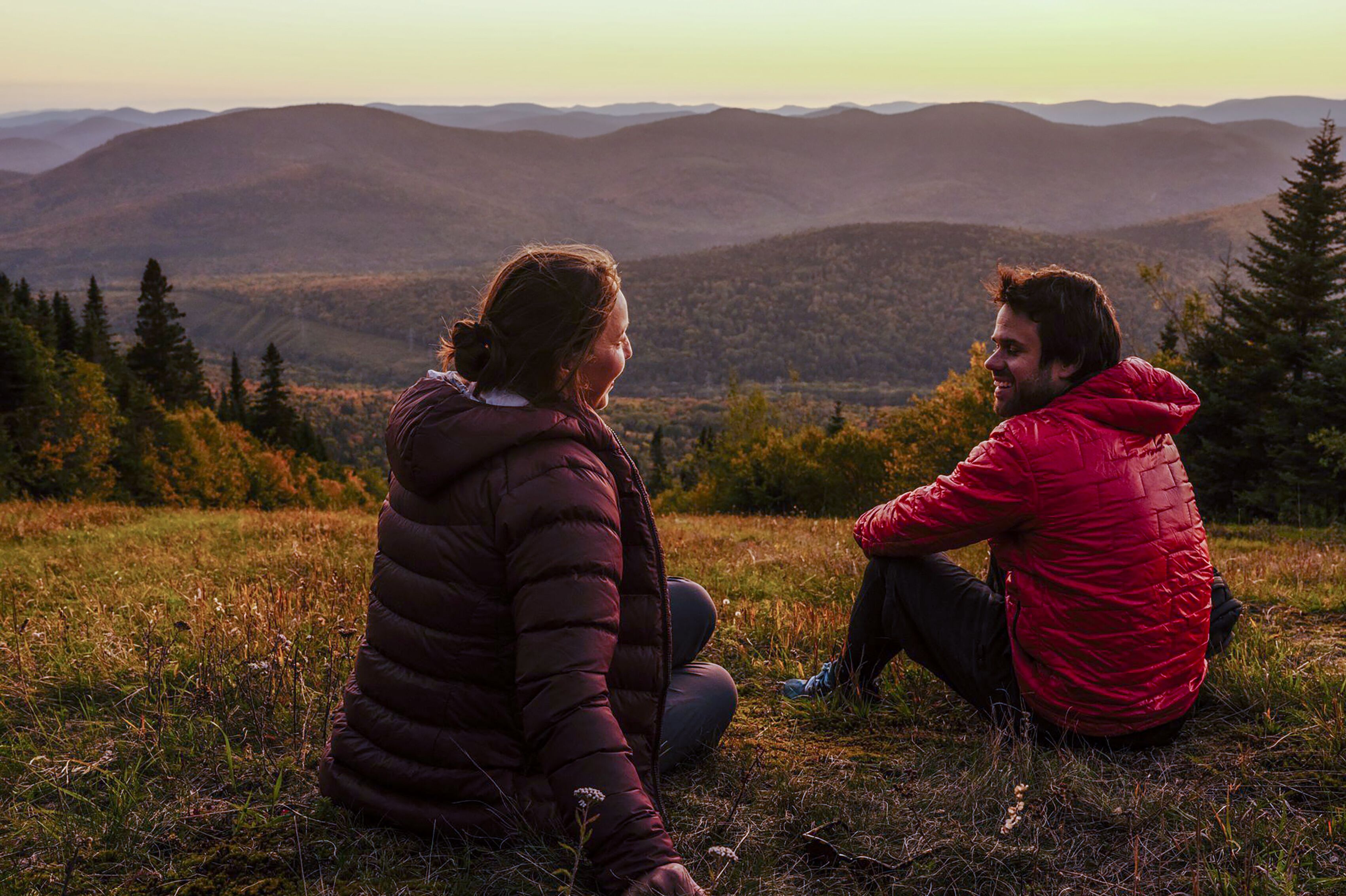 Paar macht Wanderpause in Mont Sainte Anne