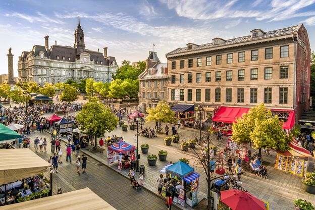 Geschäftiges Treiben vor dem Rathaus von Montreal Geschäftiges Treiben vor dem Rathaus von Montreal