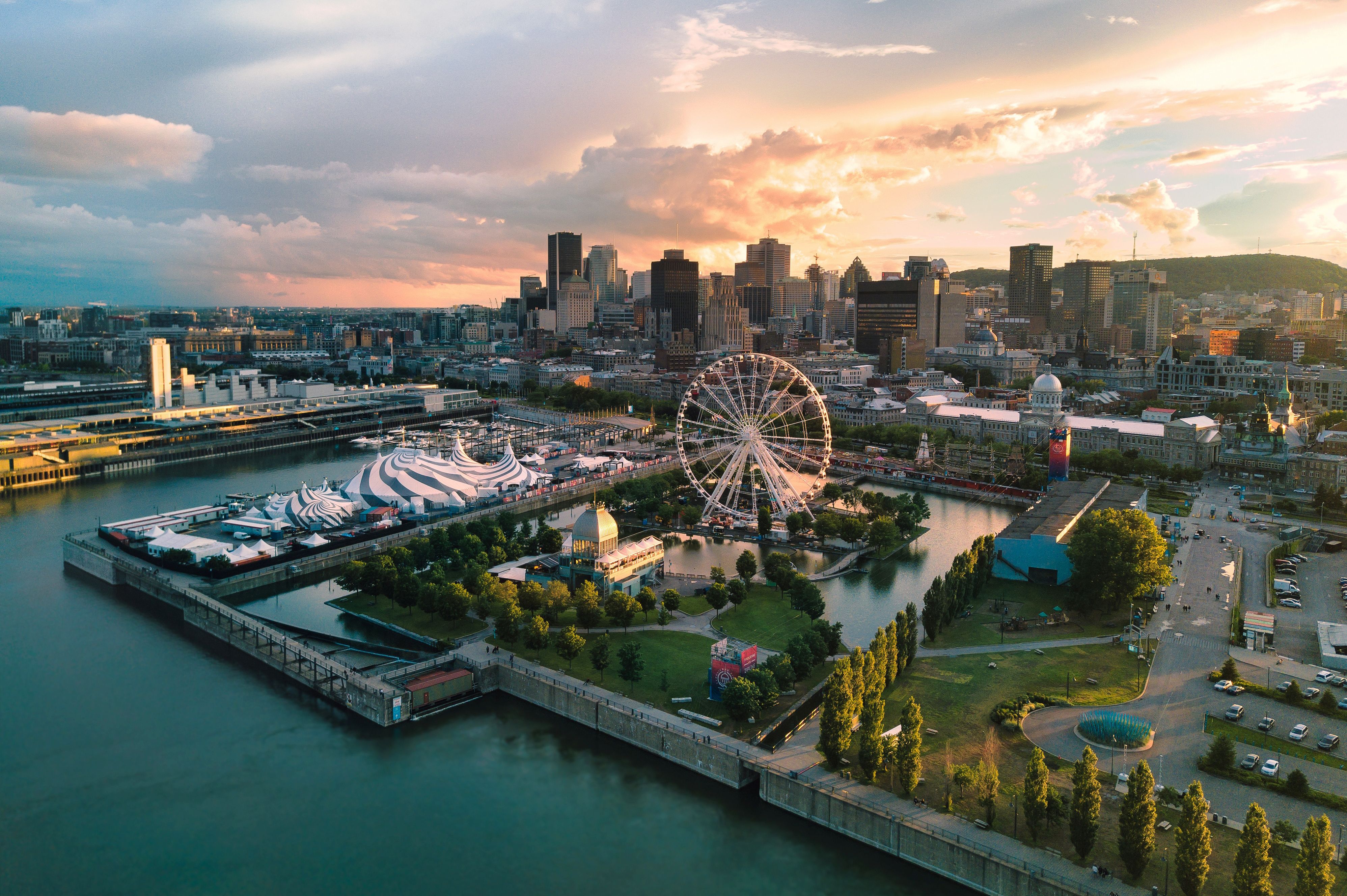 Traumhafter Blick auf die Skyline von Montréal in Québec mit dem "Grande Roue de Montréal" im Vordergrund