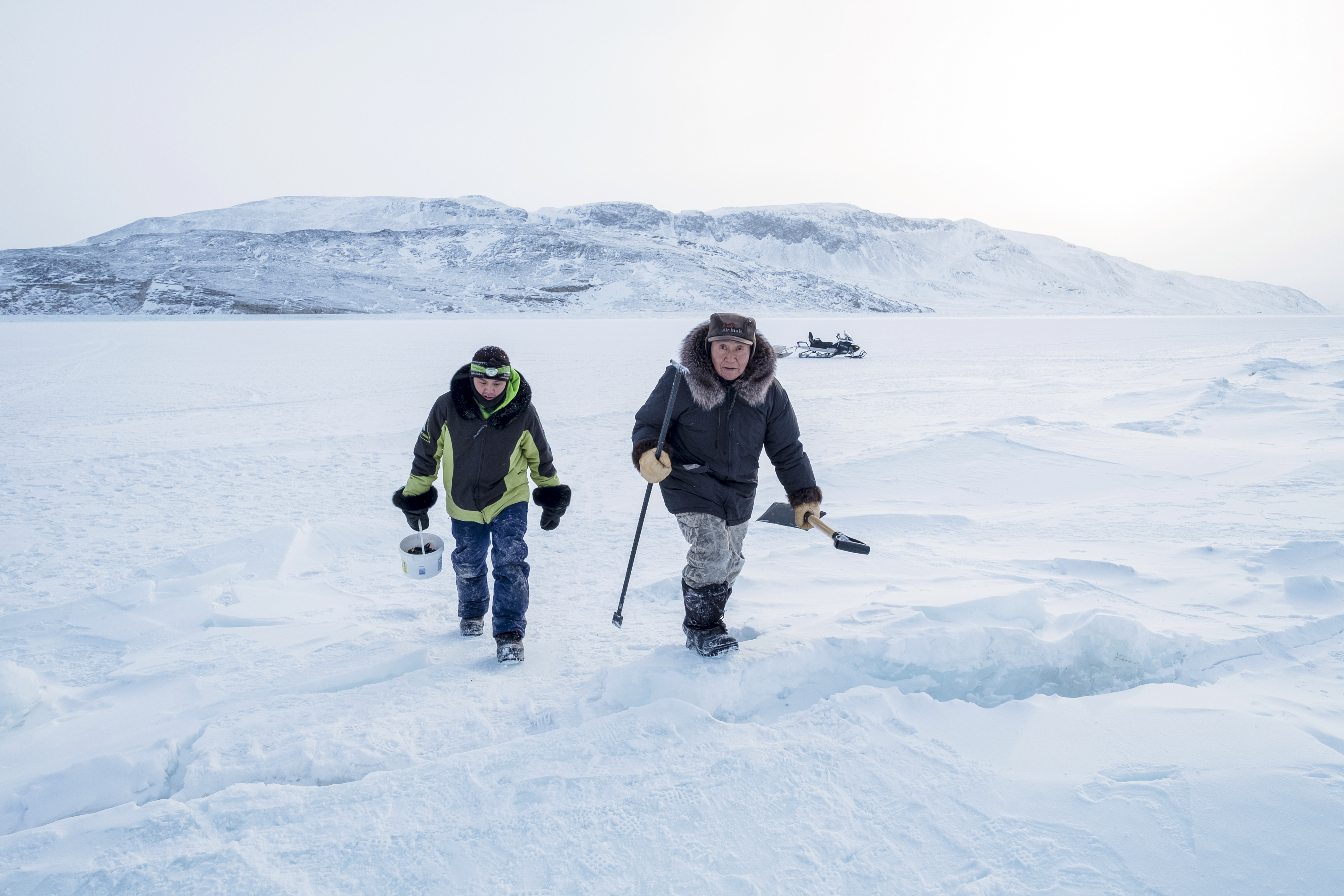 Zwei Einwohner der Inuit sind unterwegs im Schnee in Nunavik im Norden von Quebéc