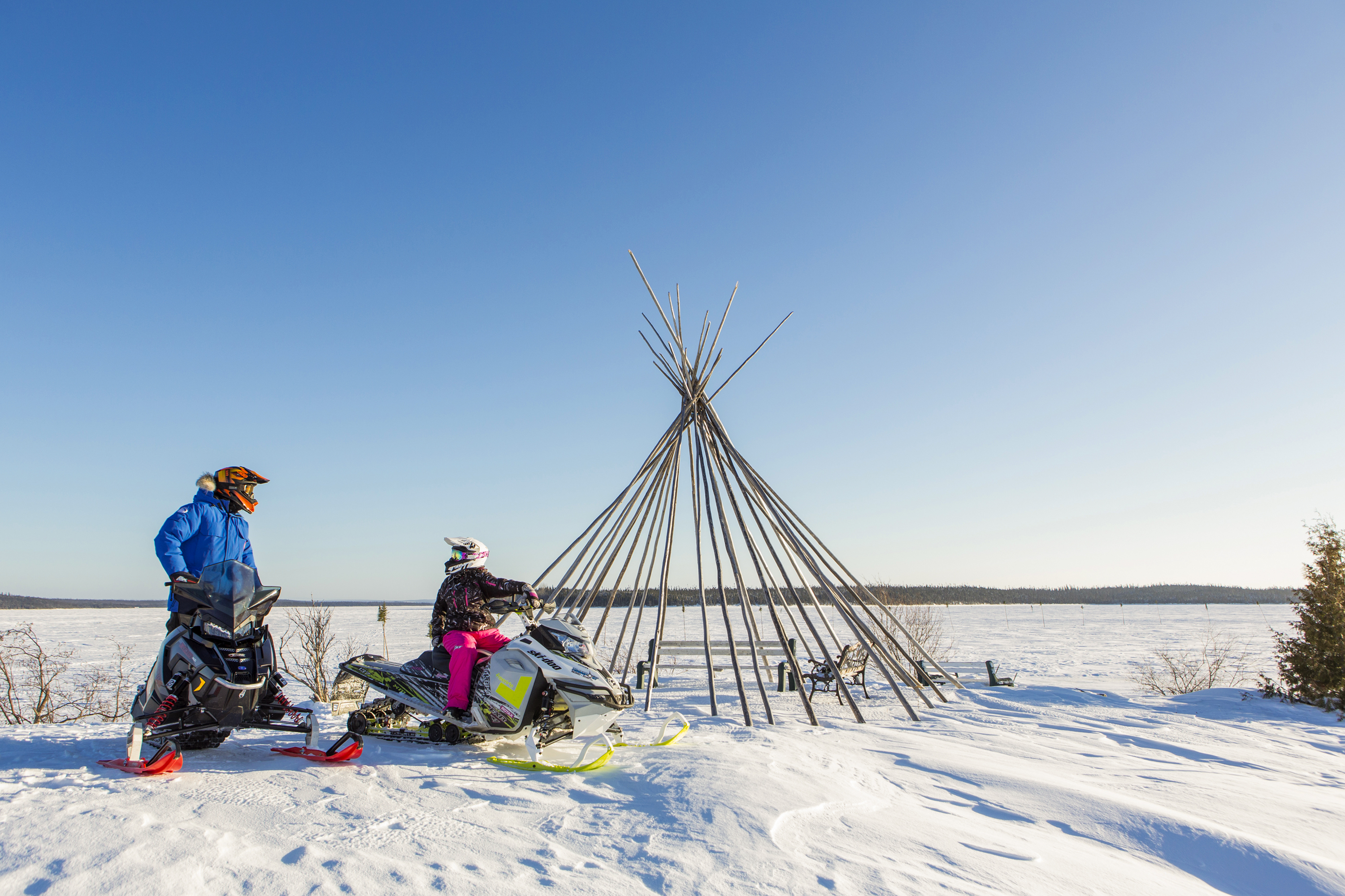 Unterwegs mit dem Snowmobile im Schnee bei Eeyou Istchee in Quebéc