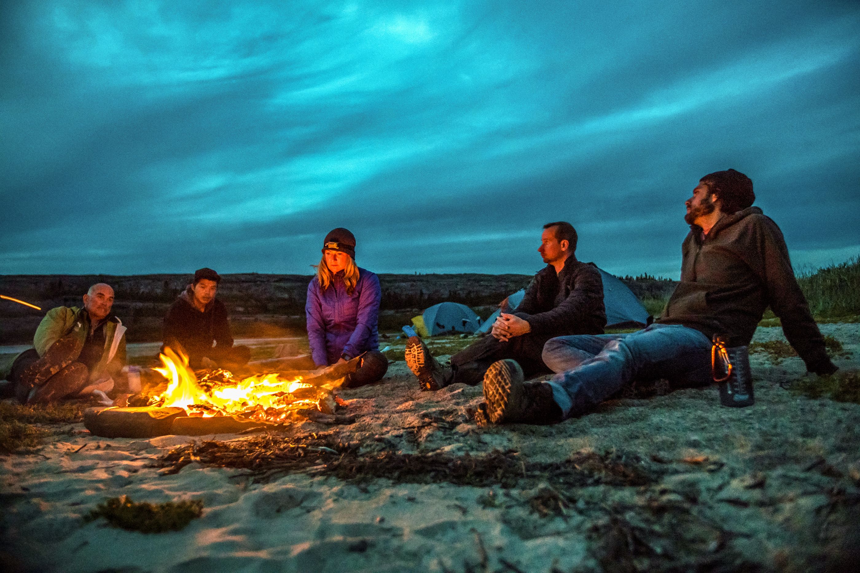 Den Tag mit Freunden am Lagerfeuer ausklingen lassen im Tursujuq National Park in Nunavik in Quebéc