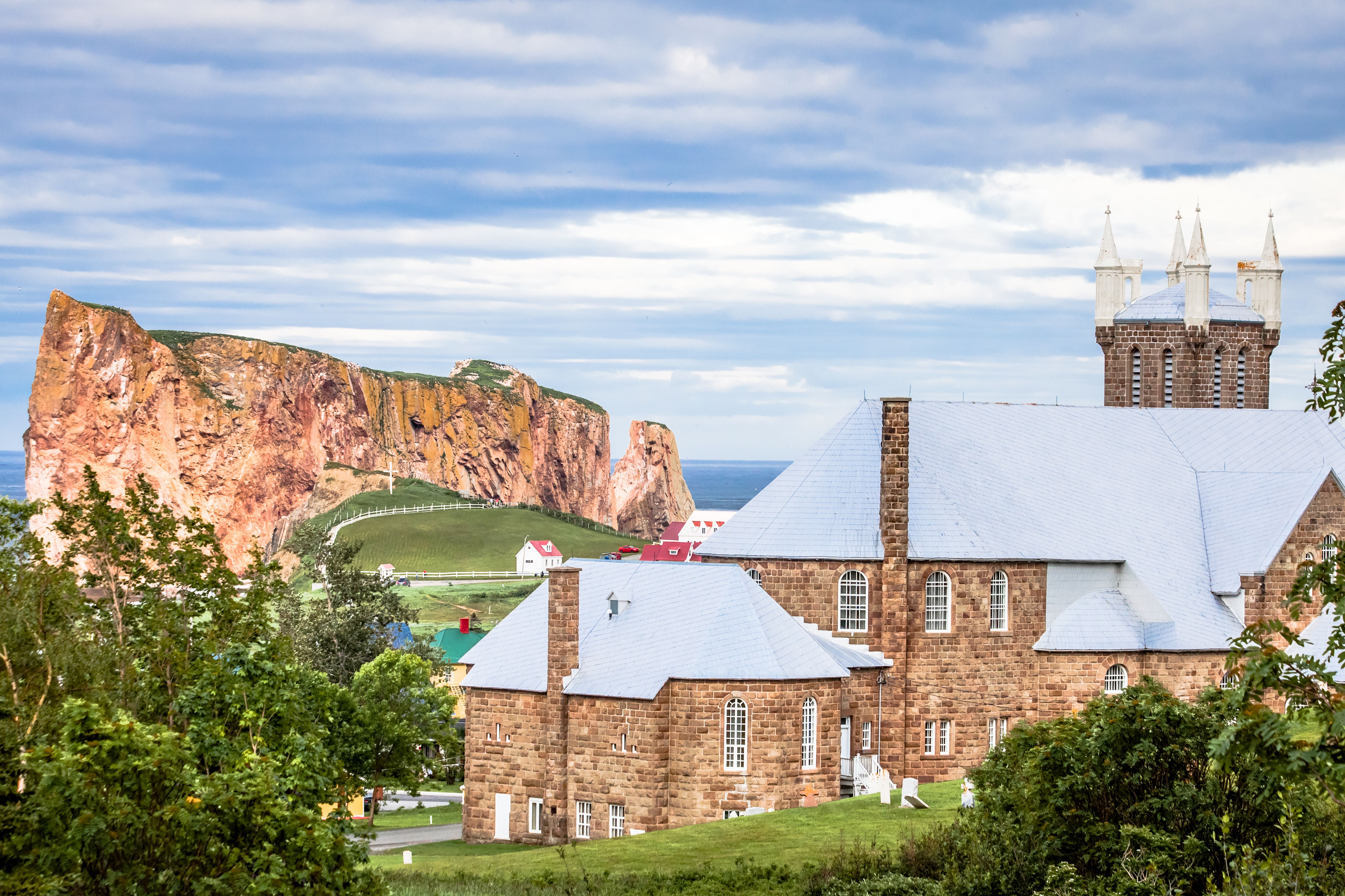 Blick vom charmanten Ort Percé auf den gleichnamigen Felsen in Quebéc