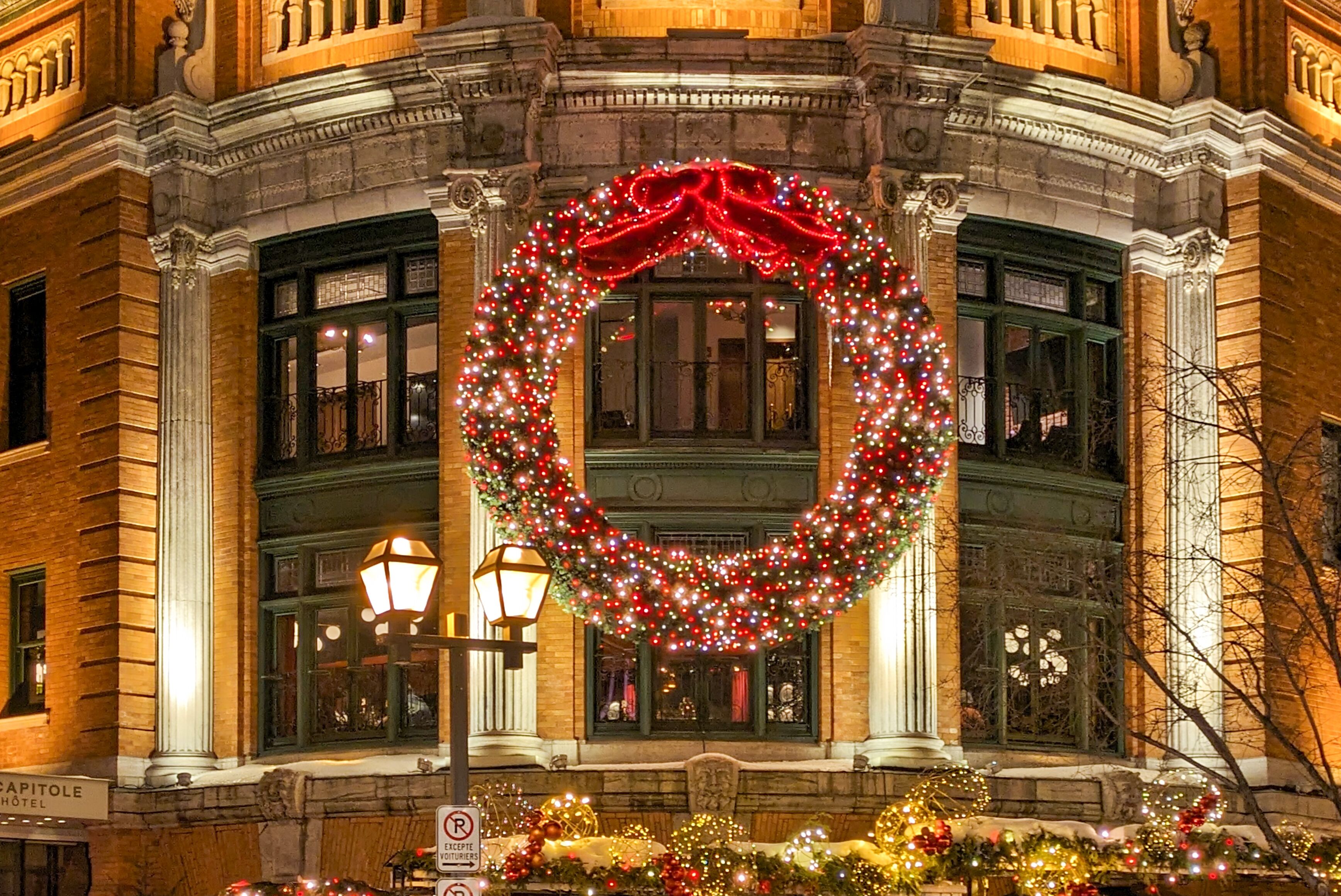 Blick aufs weihnachtliche Capitole de Québec