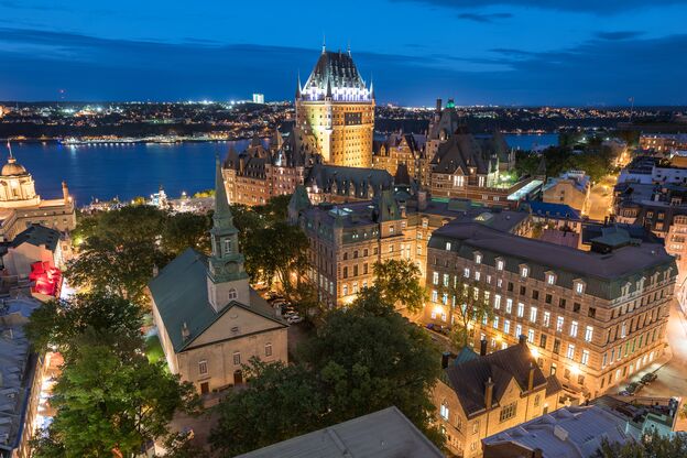 Das beleuchtete Château Frontenac überblickt die Stadt Québec City