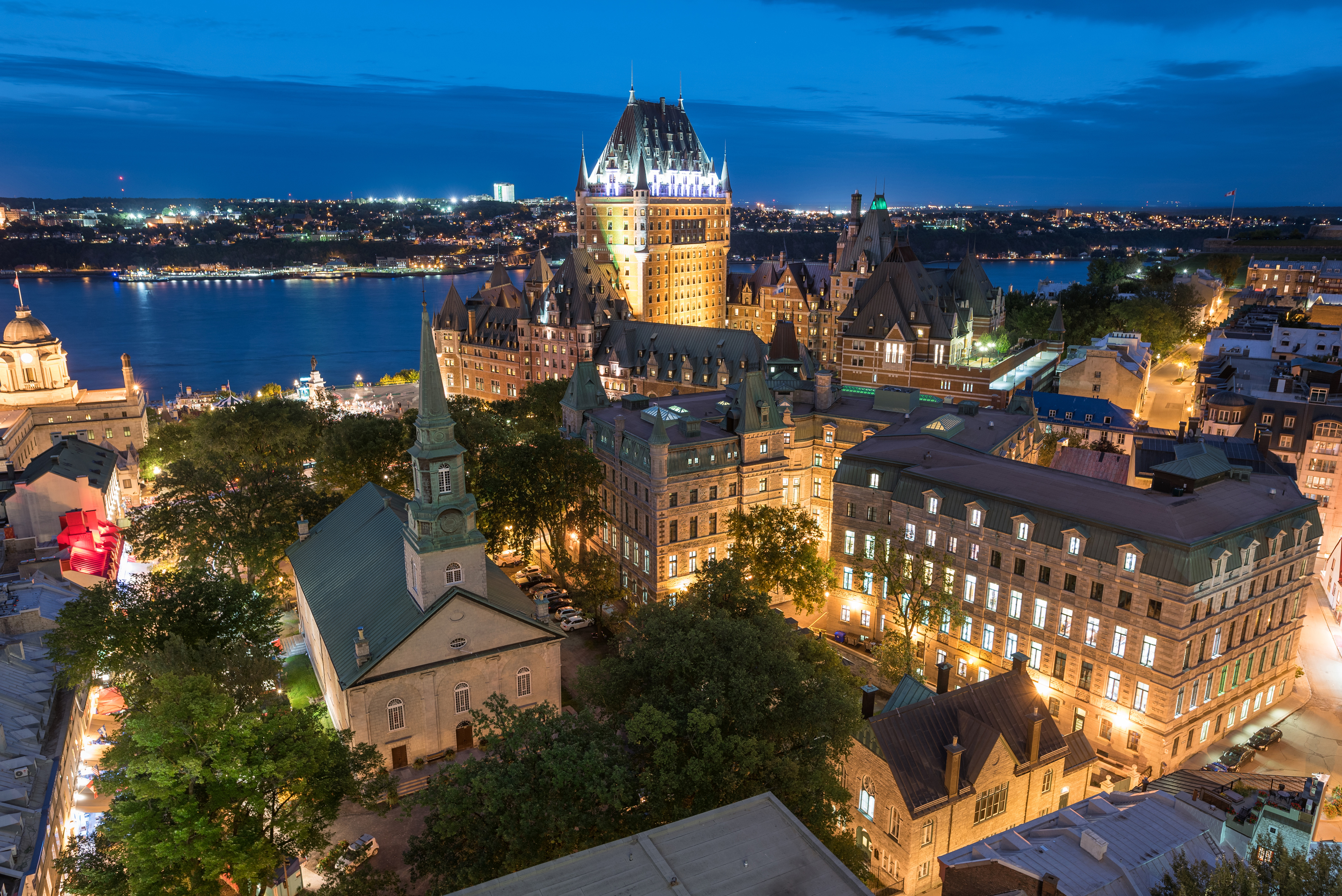 Das beleuchtete Château Frontenac überblickt die Stadt Québec City