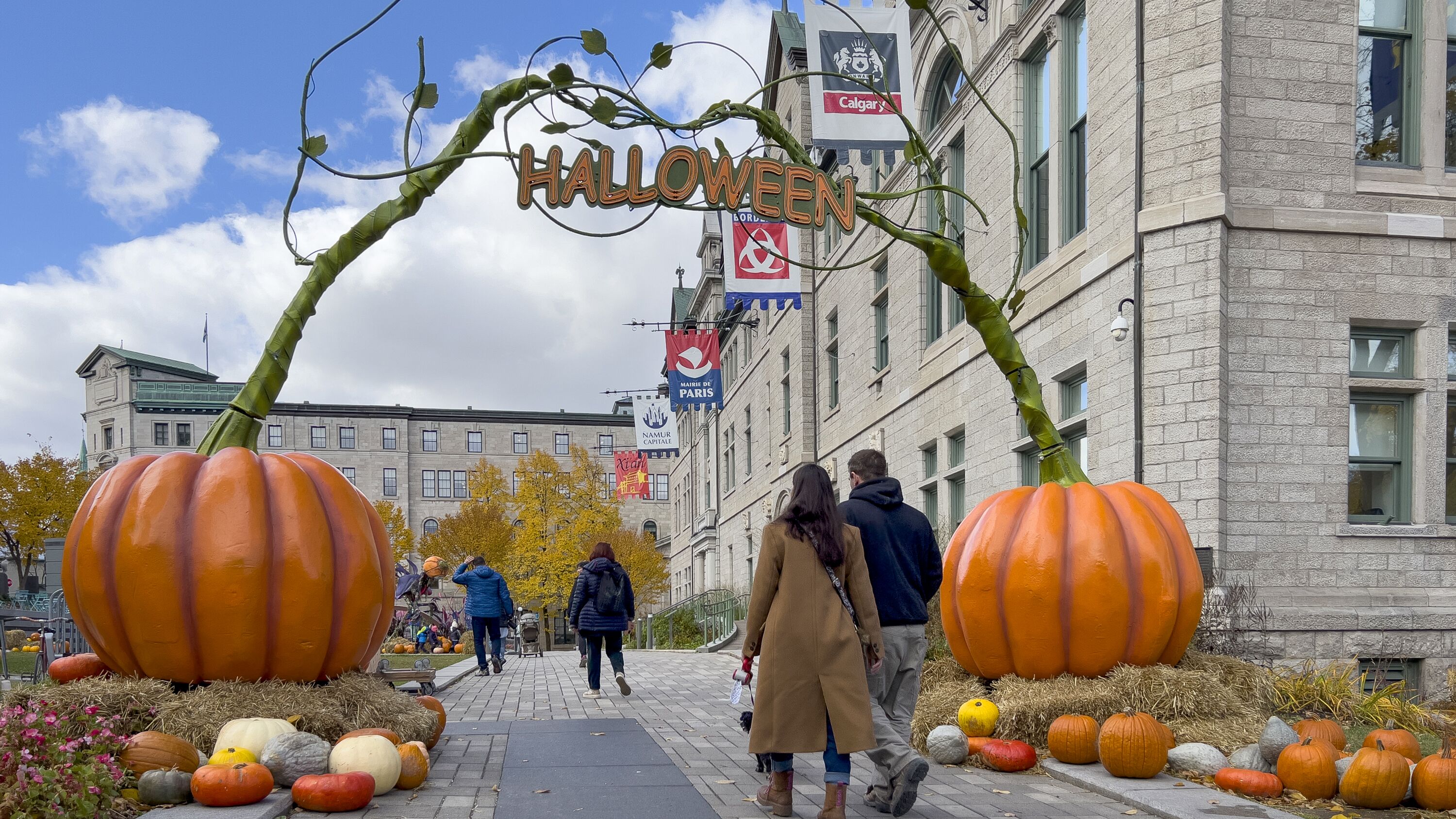 Halloweendekoration vor der Quebec City Hall