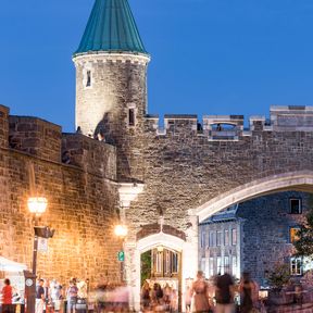 Die 1939 wieder aufgebaute Stadtmauer Porte Saint-Jean in Quebec City