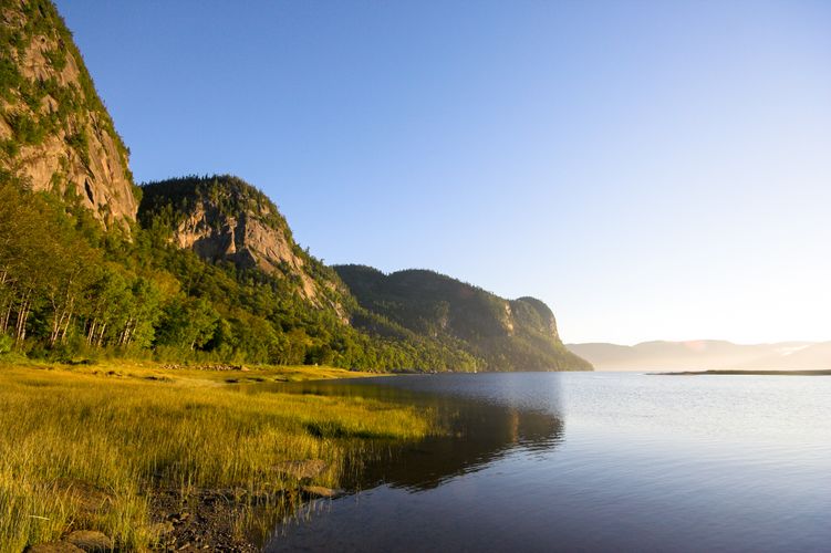 Ufer des Saguenay Fjord im Parc national du Saguenay