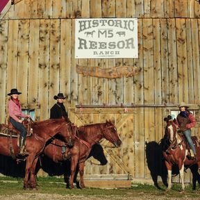 Cowgirls und Cowboy vor einem StallgebÃ¤ude in Saskatchewan