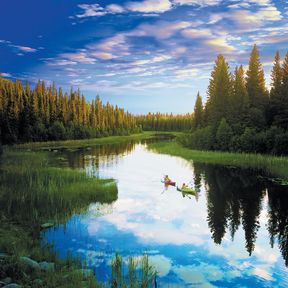 regionen/kanada/saskatchewan/allgemein/kayaker-fluss-wald.cr1655x1656-109x0