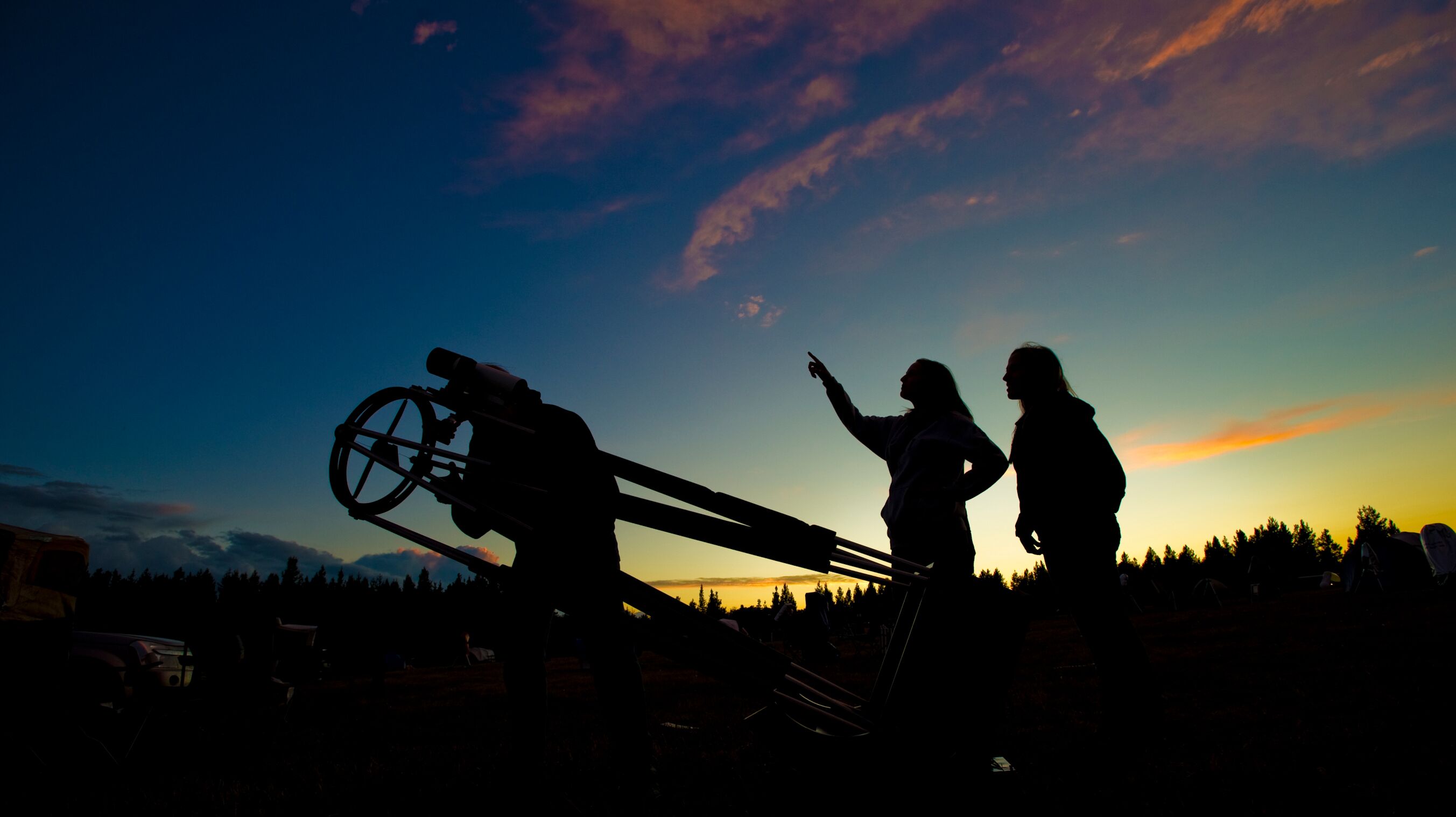Dark Sky Places, Sternenbeobachtung: Menschen mit einem Teleskop beobachten Sterne im Cypress Hill Interprovincial Park Menschen mit einem Teleskop beobachten Sterne im Cypress Hill Interprovincial Park