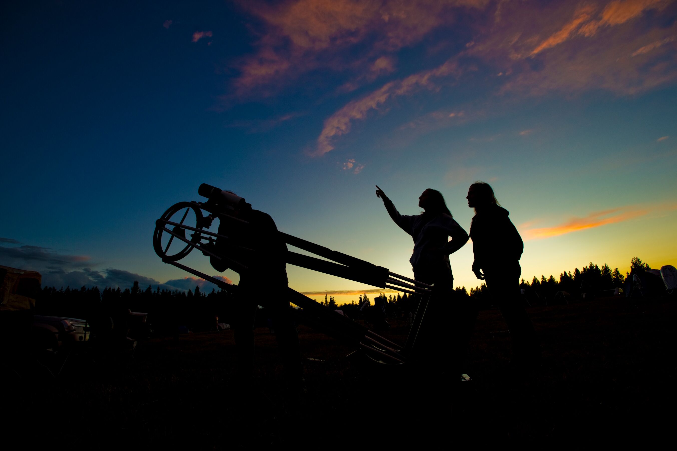 Menschen mit einem Teleskop beobachten Sterne im Cypress Hill Interprovincial Park
