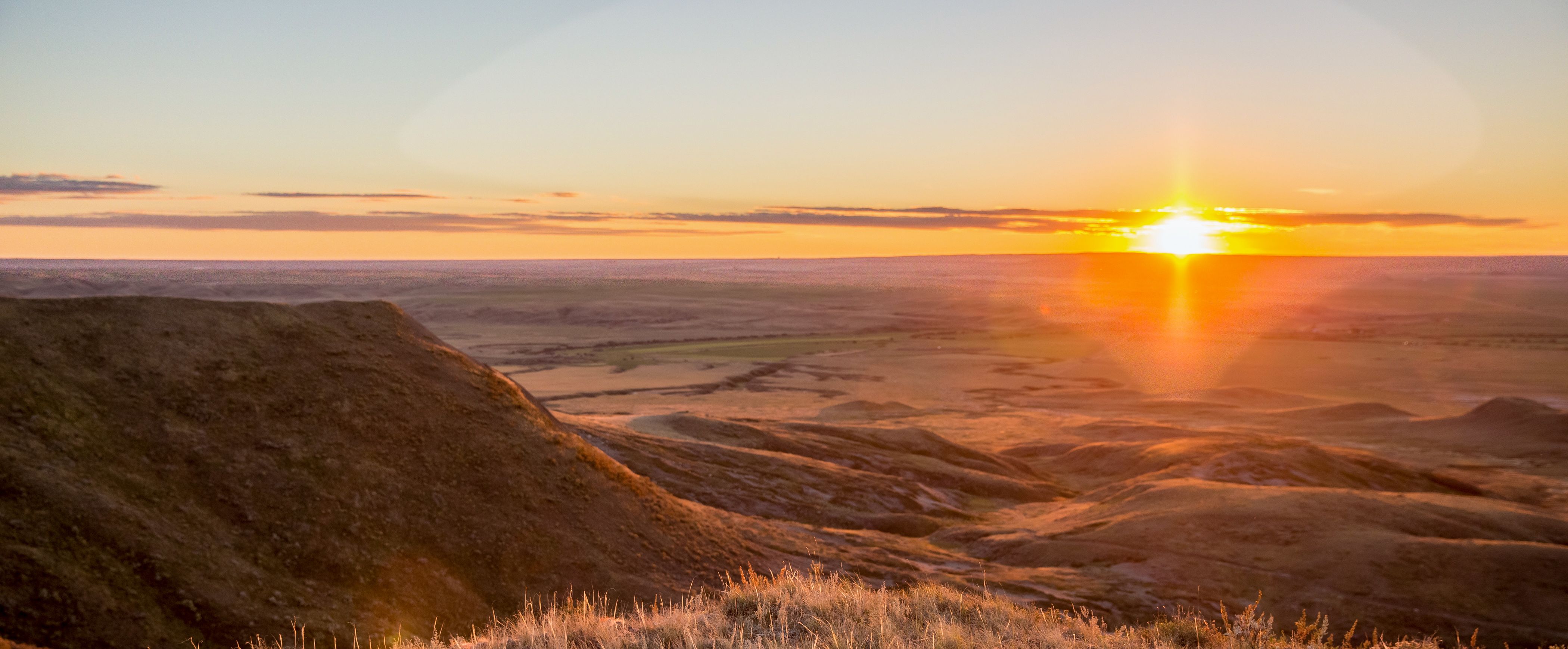 Traumhafter Sonnenuntergang am 70 Mile Butte Trail im Grasslands National Park in Saskatchewan