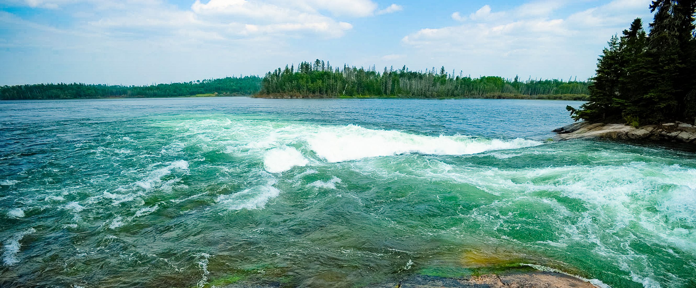 Die atemberaubende Aussicht auf den tosenden Rapid River