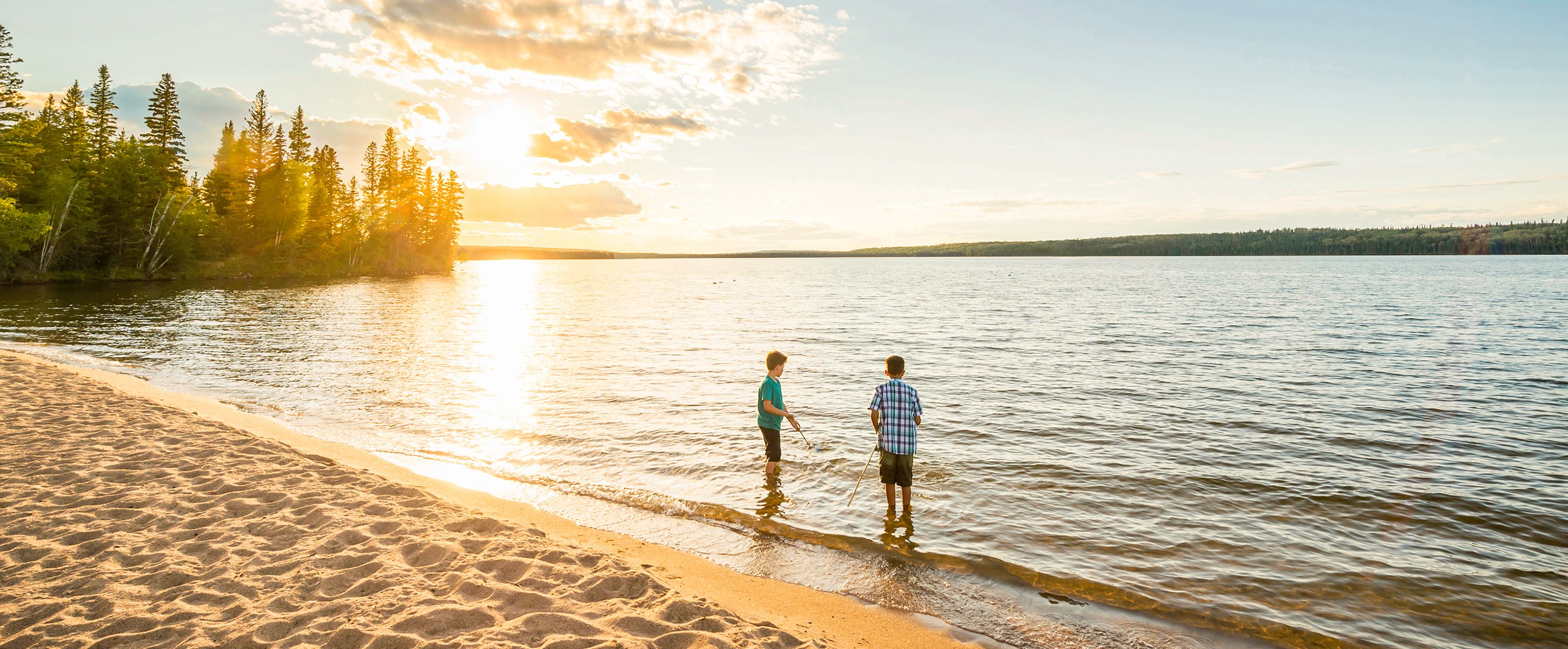 Der Sonnenuntergang tauscht den Strand des Prince Albert National Park in goldenes Licht