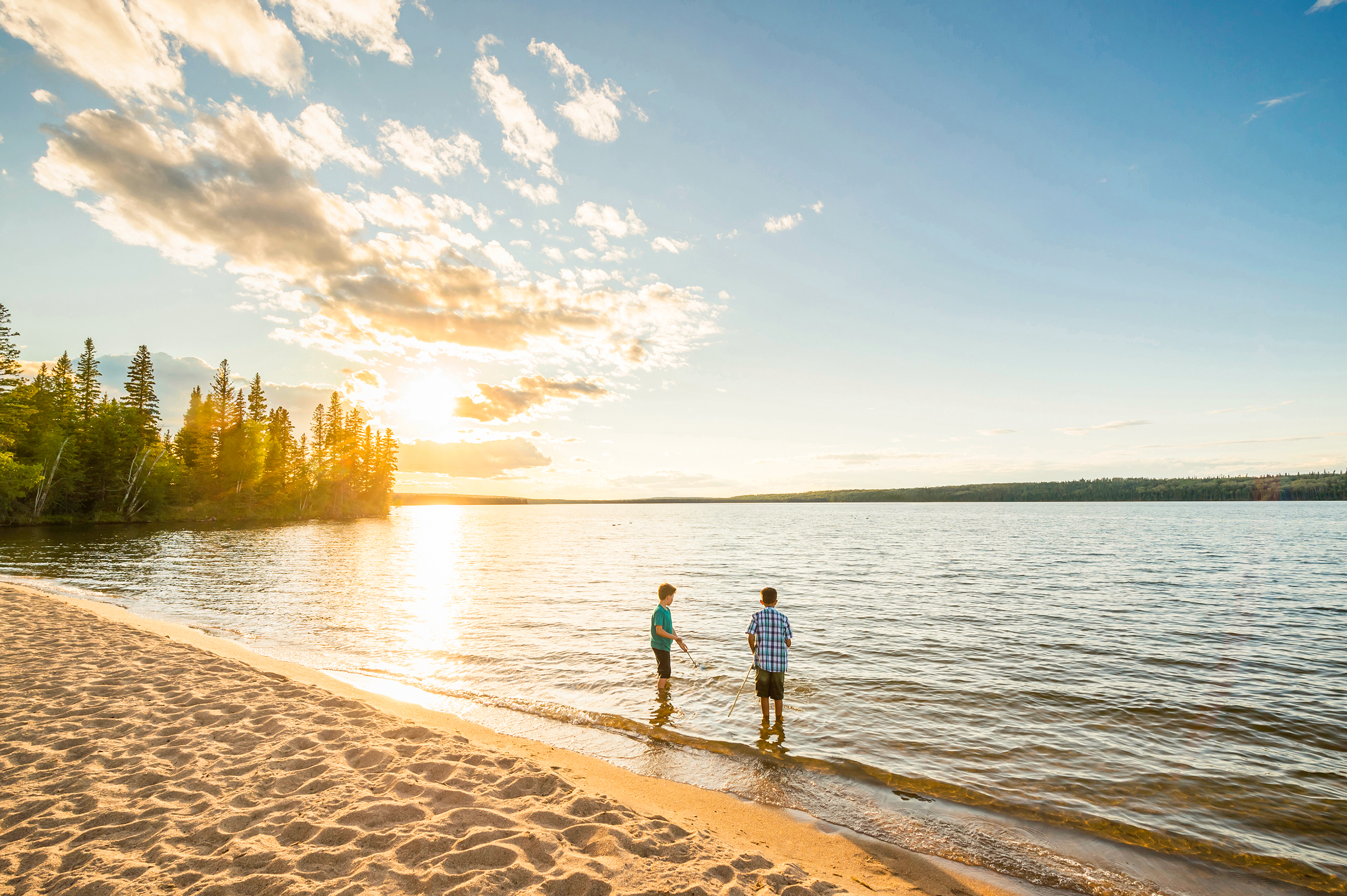 Der Sonnenuntergang tauscht den Strand des Prince Albert National Park in goldenes Licht