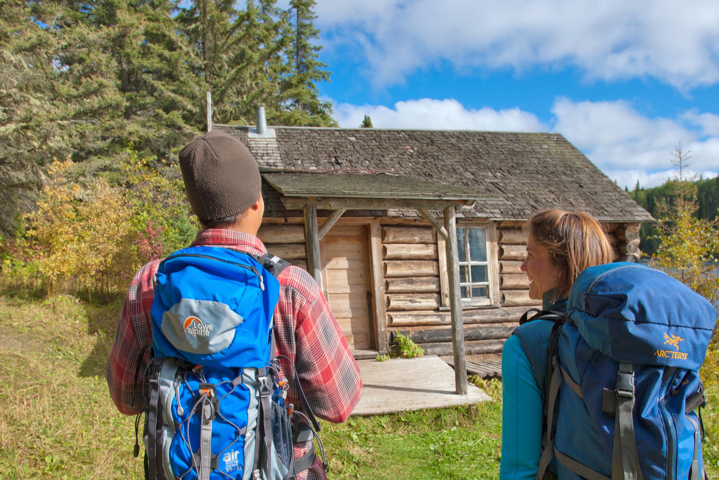 Wanderer auf dem Weg zur Grey Owl's HÃ¼tte am Ajawaan See im Prince Albert Nationalpark, Saskatchewan