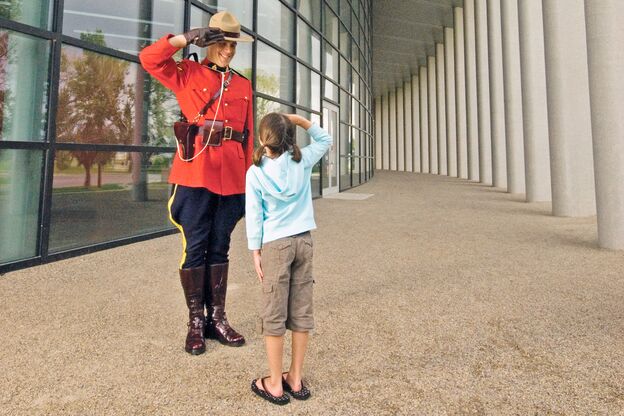 Mountie und Kind vor dem RCMP Heritage Centre Mountie und Kind vor dem RCMP Heritage Centre