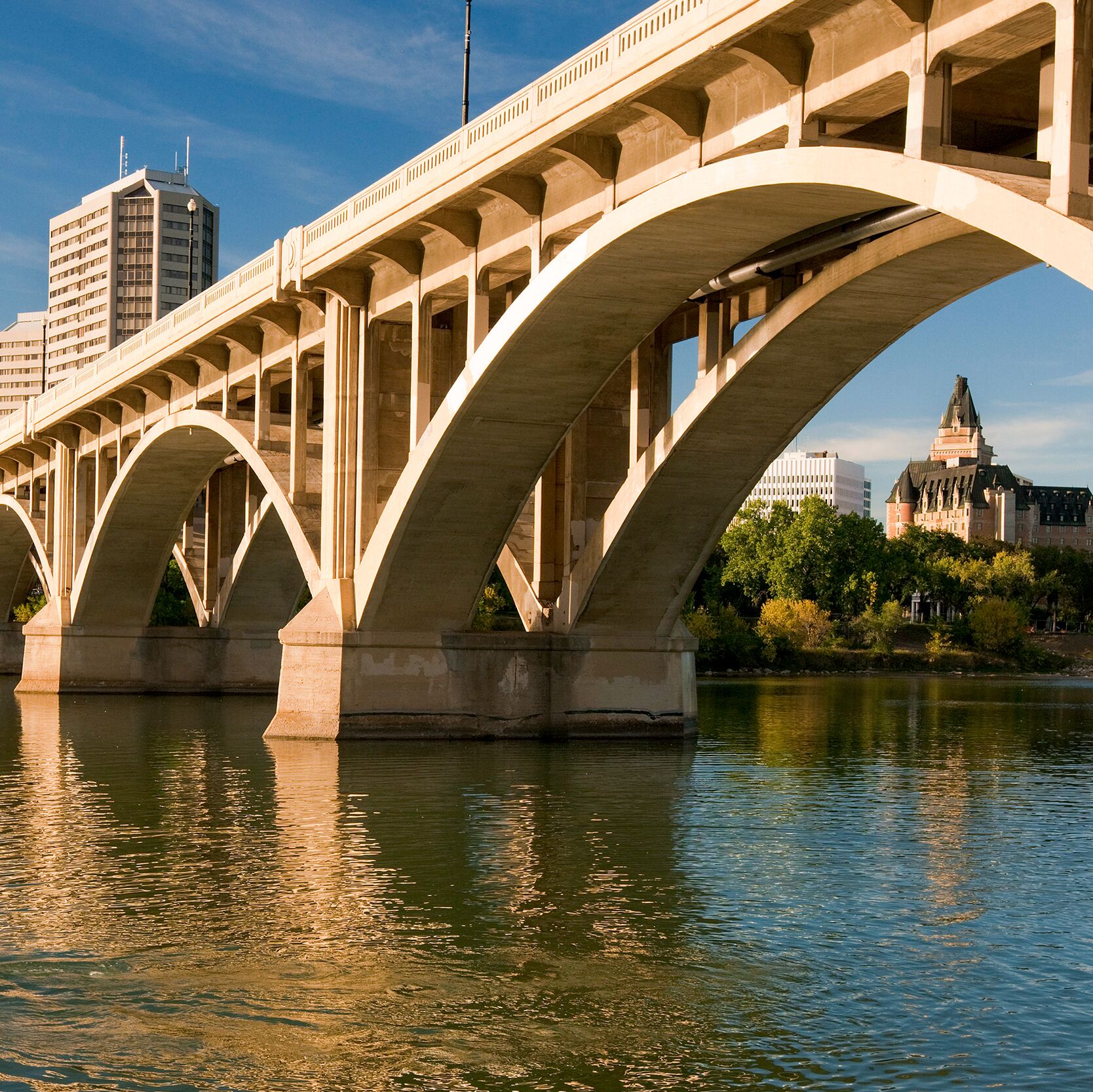 Kayaken entlang des South Saskatchewan Rivers an der Broadway Bridge in Saskatoon, Saskatchewan