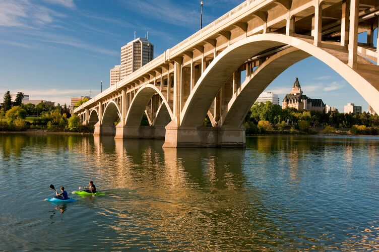 Kayaken entlang des South Saskatchewan Rivers an der Broadway Bridge in Saskatoon, Saskatchewan