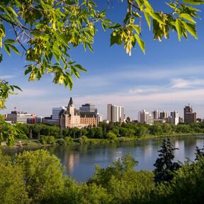 Blick auf die Skyline von Saskatoon in Saskatchewan im Sommer