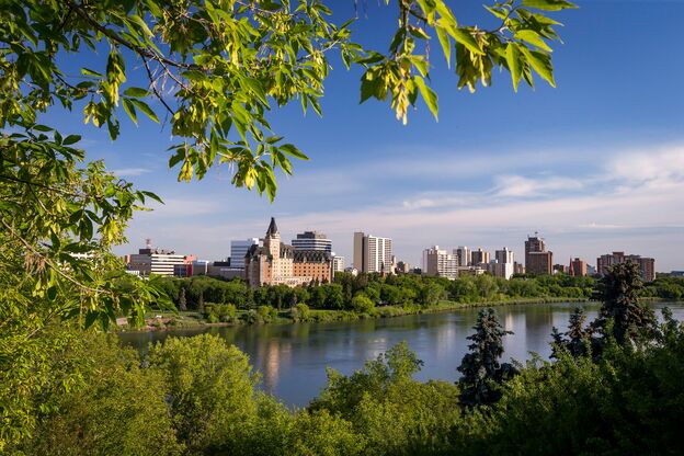 Blick auf die Skyline von Saskatoon in Saskatchewan im Sommer