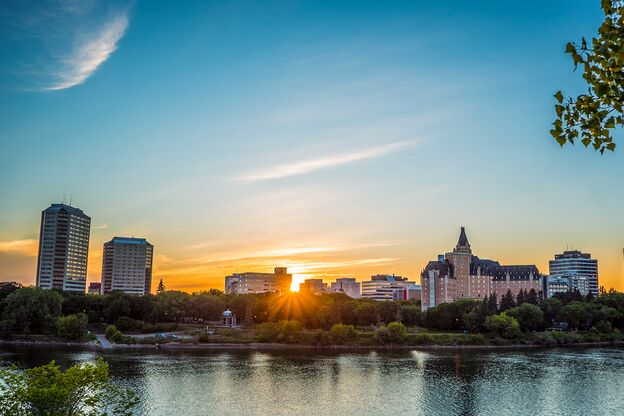 Blick auf die Skyline von Saskatoon in Saskatchewan im Sonnenuntergang Blick auf die Skyline von Saskatoon in Saskatchewan im Sonnenuntergang
