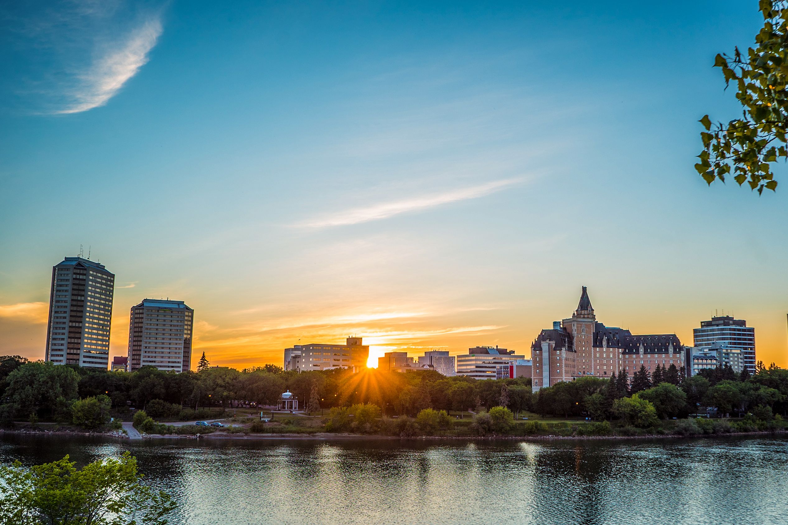 Blick auf die Skyline von Saskatoon in Saskatchewan im Sonnenuntergang