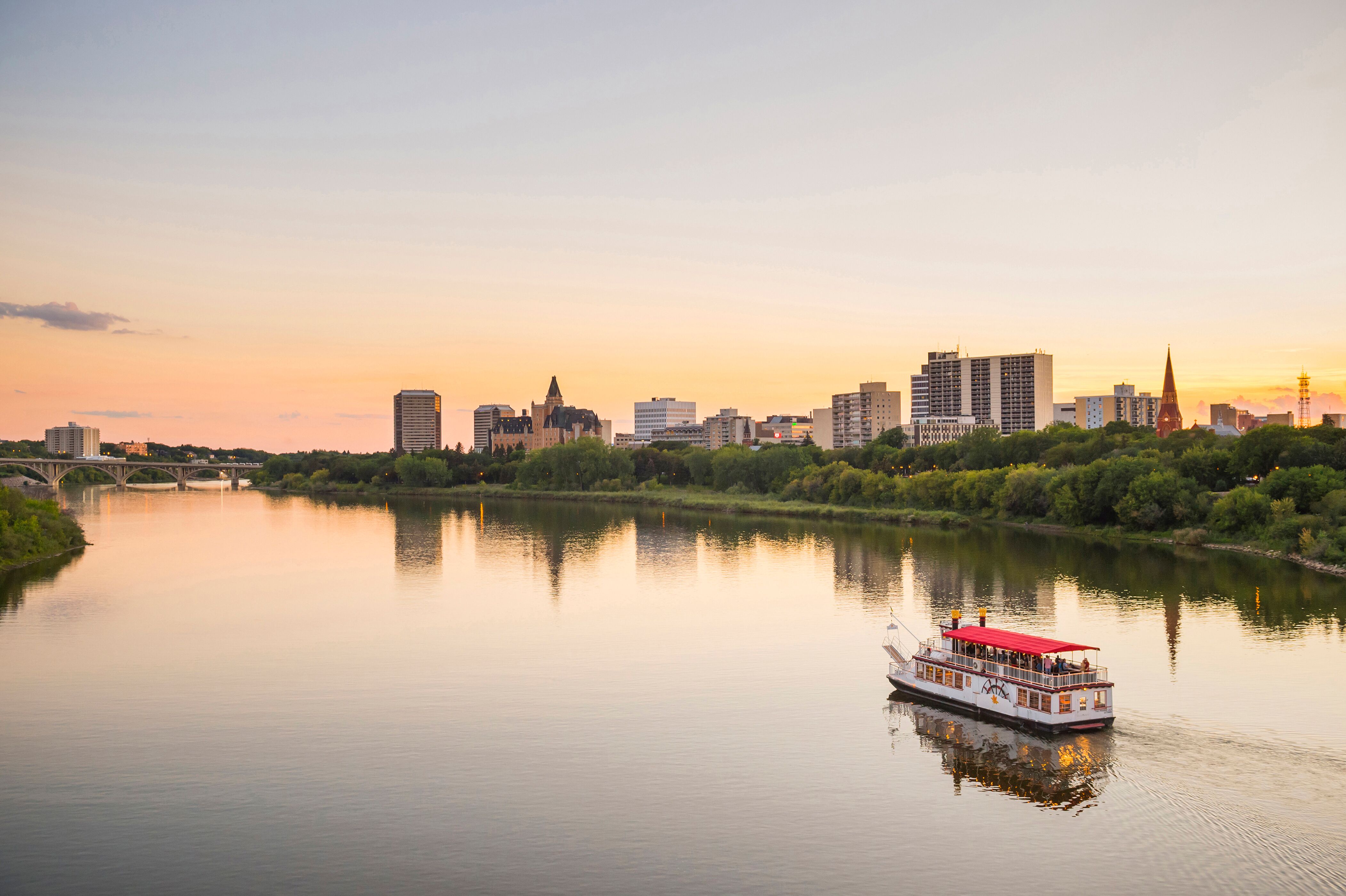 Die Skyline von Saskatoon in der Abenddämmerung