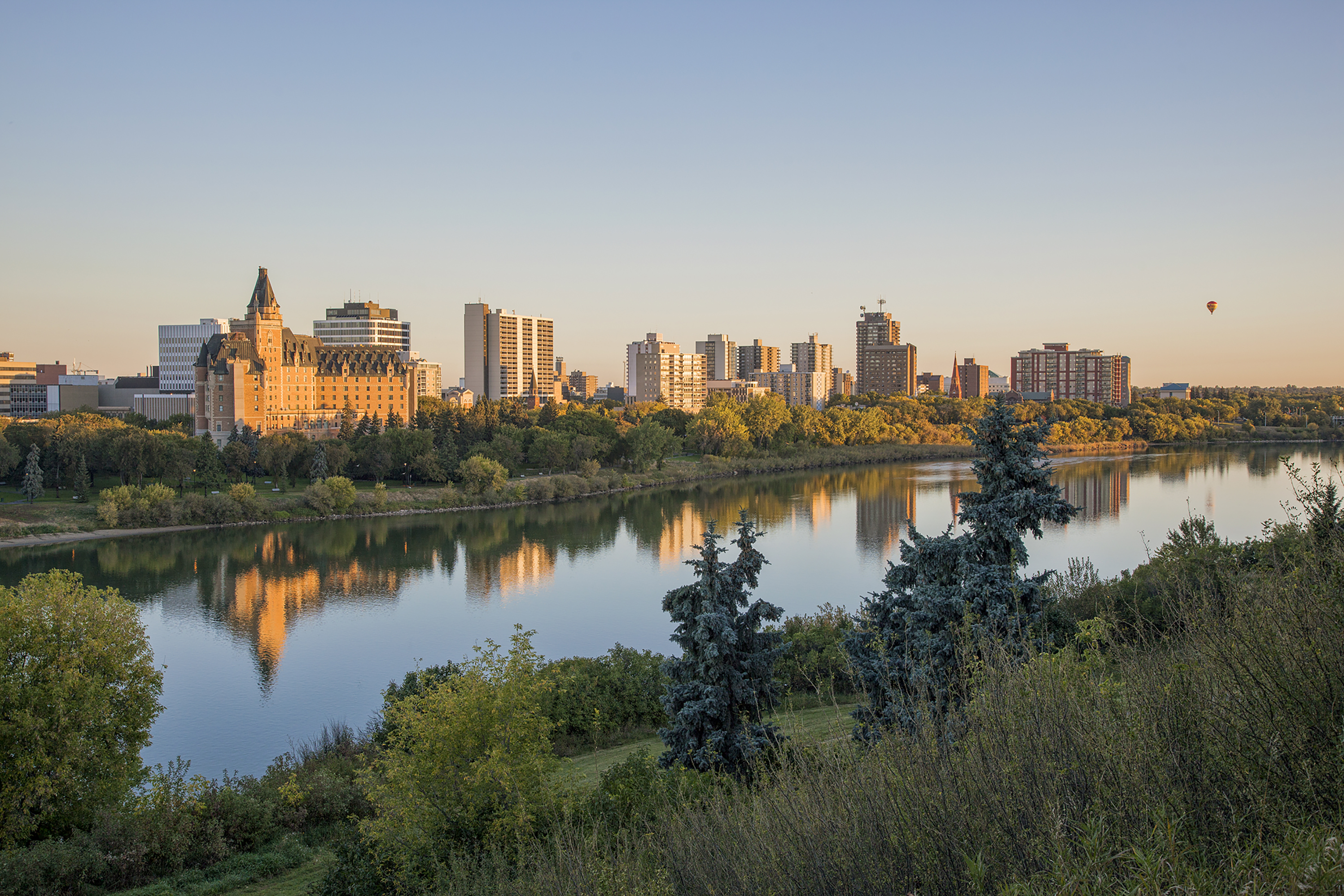 Skyline am South Saskatchewan River in Saskatoon im Morgenlicht