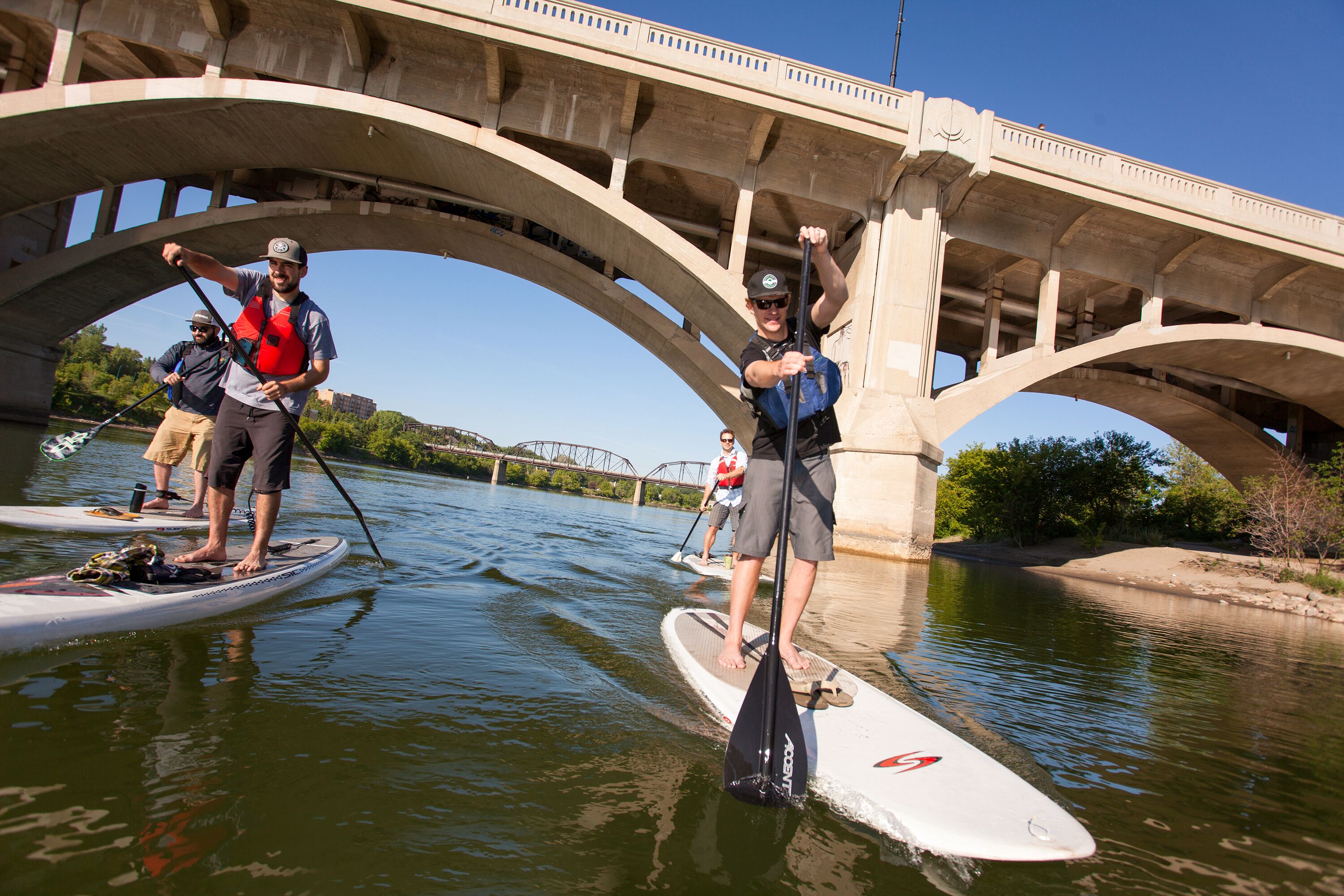 Mit dem Standup-Paddleboard entlang des South Saskatchewan Rivers durch Saskatoon in Saskatchewan