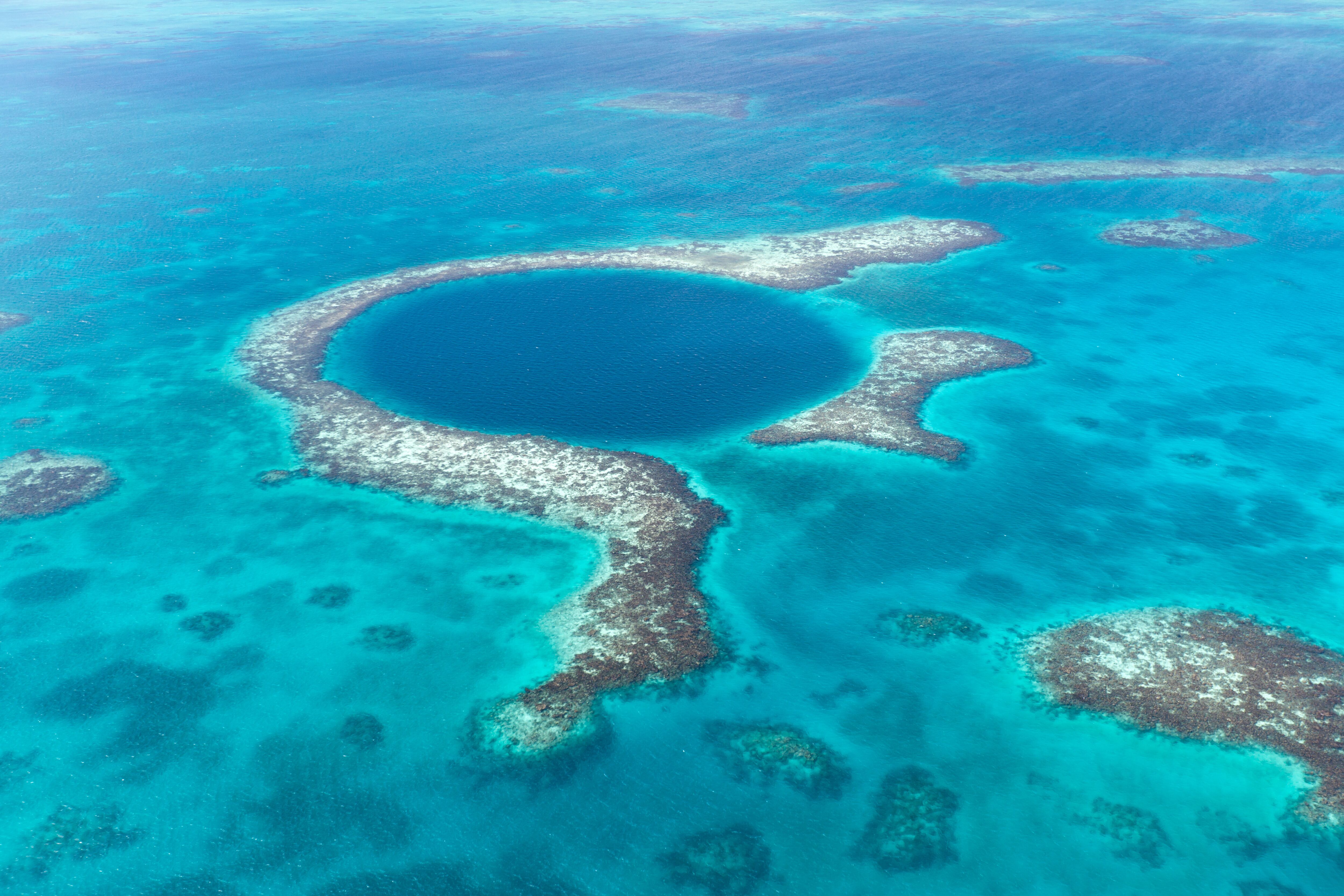 Luftaufnahme des Korallenriffs Blue Hole, Belize